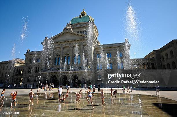 で遊ぶお子様は、スイス国会議事堂 - berne ストックフォトと画像