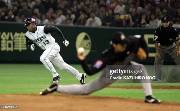 Carl Crawford of Tampa Bay Devil Rays dashes to try the second base while Japanese pitcher Shunsuke Watanabe of Lotte Marines throws the ball in the...