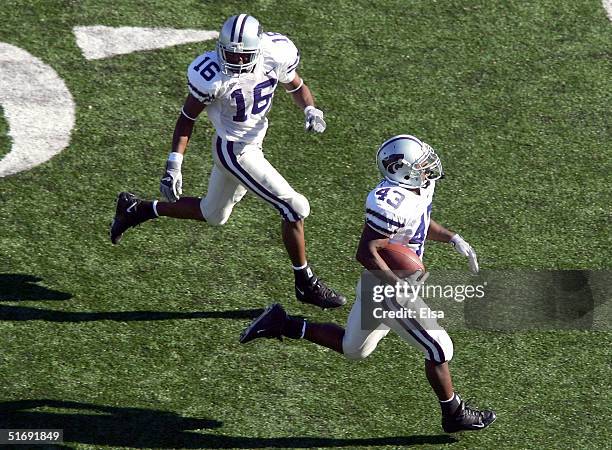 Darren Sproles of the Kansas State Wildcats breaks away for a touchdown against the Missouri Tigers as teammate Yamon Figurs looks on on November 6,...