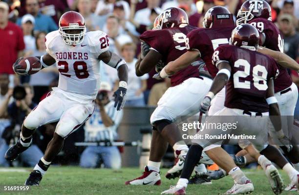 Running back Adrian Peterson of the University of Oklahoma Sooners runs the ball against the Texas A&M University Aggies on November 6, 2004 at Kyle...