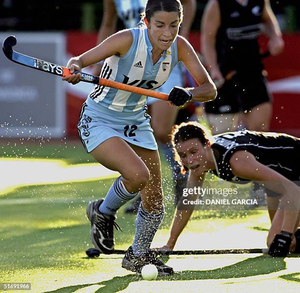 Argentine Mariana Gonzalez Oliva passes New Zealand's Rachel Sutherland during the field hockey match of the Champions Trophy in Rosario, Argentina,...