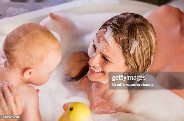 nahaufnahme von mutter in schaumbad mit kleinkind tochter - kid bath mother stock-fotos und bilder