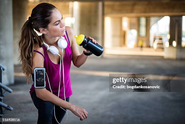 atletas de beber da garrafa esportiva - suplemento nutricional - fotografias e filmes do acervo