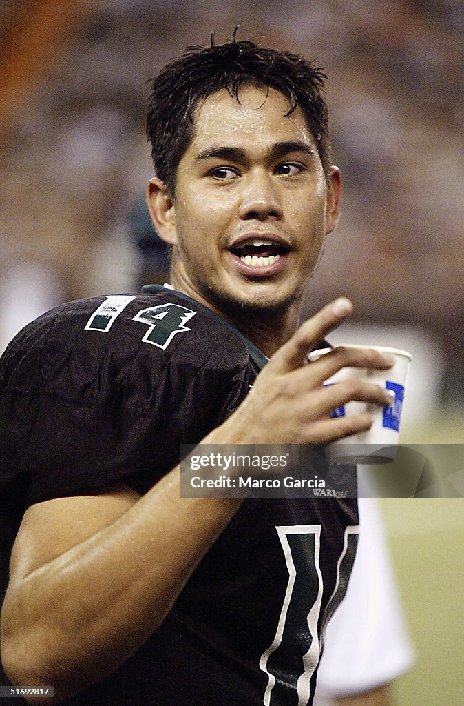 Tim Chang University of Hawaii quarterback Timmy Chang talks to fans during the ...