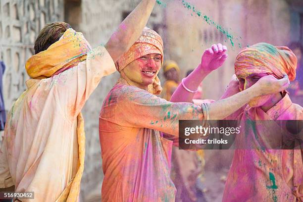 indische feiernden holi - religiöses fest stock-fotos und bilder