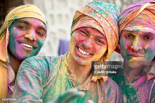 portrait of indian men playing holi - redactioneel stockfoto's en -beelden
