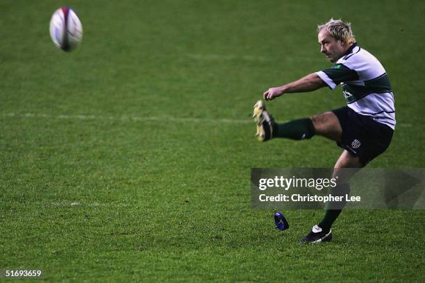 Mark Mapletoft of London Irish scores a penalty during the Zurich Premiership match London Irish and Worcester Warriors at the Madejski Stadium on...