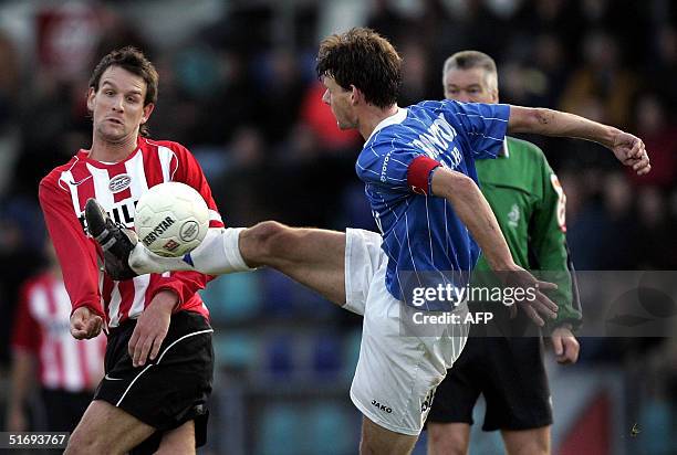 Den Bosch's Peter Unekenduels fights for the ball with PSV Eindoven's Jan Vennegoor during their Dutch Premier League match in Den Bosch, the...