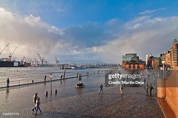 storm xaver floods the port of hamburg - fischmarkt hamburg foto e immagini stock