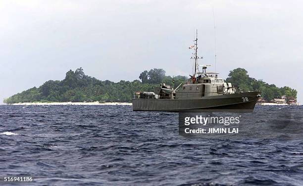 Malaysian navy ship sits anchored near Sipadan Island, off the coast of Malaysia's eastern Sabah state 25 April 2000 after heavily armed gunmen...