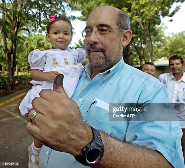 Dionisio Marenco, candidato a la alcaldia de Managua por el opositor Frente Sandinista de Liberacion Nacional , con su hija Ione en brazos, muestra...