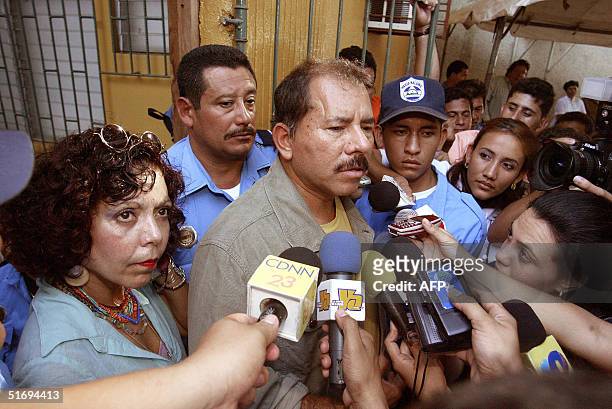 Daniel Ortega brinda declaraciones a la prensa luego de votar, acompanado por su esposa Rosario Murillo , en Managua, el 07 de noviembre de 2004. Mas...