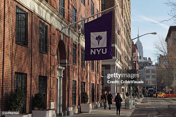 neu york universität gebäude auf der washington platz westen - new york university stock-fotos und bilder