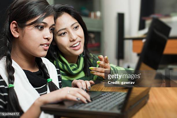 asiatica ragazza adolescente felice di varie nazionalità utilizzando computer portatile insieme. - girl looking at computer foto e immagini stock