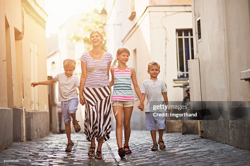 Feliz familia visita Montmartre, París