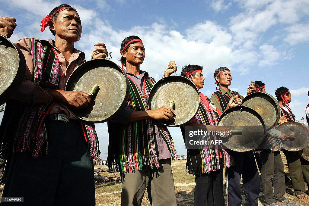 Ede hilltribe ethnic men bang gongs prio