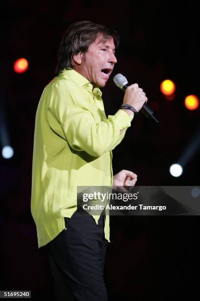 Musician Ricardo Montaner performs at the Amor a la Musica concert at American Airlines Arena in Miami, Florida on November 7, 2004.