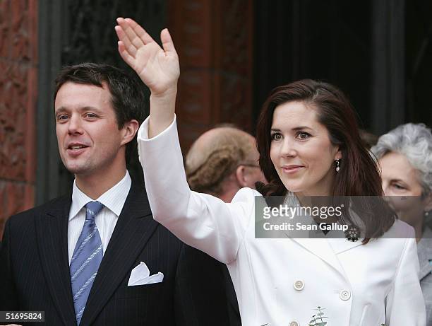 Danish Royal Couple Crown Prince Frederik and his wife Crown Princess Mary wave upon leaving Berlin's City Hall during their one-day visit to Berlin...