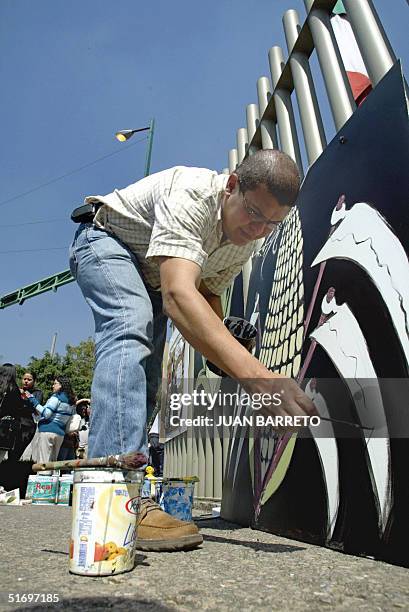 Un activista del grupo ecologista Greenpeace participa de una protesta contra el uso de maiz transgenico especialmente en la elaboracion de...