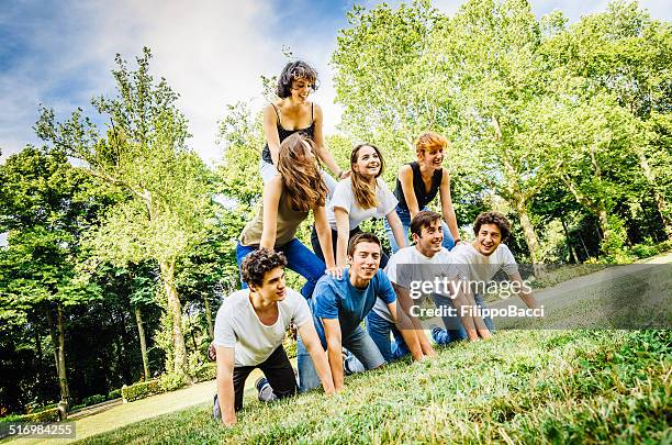 menschenpyramide at the park - human pyramid stock-fotos und bilder