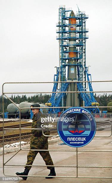 Picture taken 08 November 2004 shows a Russian soldier guarding the entrance of Plesetsk cosmodrome in front of the Soyuz-2 spacecraft at a launch...