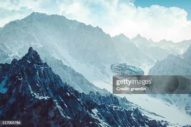 colonization mothership flying low between alien mountain peaks - top prospects game stockfoto's en -beelden