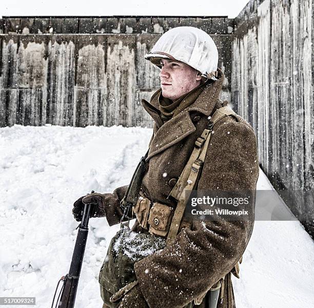 第 2 次世界大戦の米軍兵士立つガード冬のコンクリートバンカー - オーバーコート ストックフォトと画像