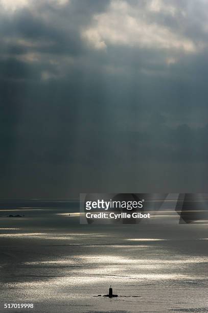 crepuscular rays over sea - bandol photos et images de collection
