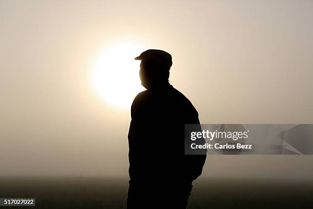 farmer silhouette at sunrise - contraluz fotografías e imágenes de stock