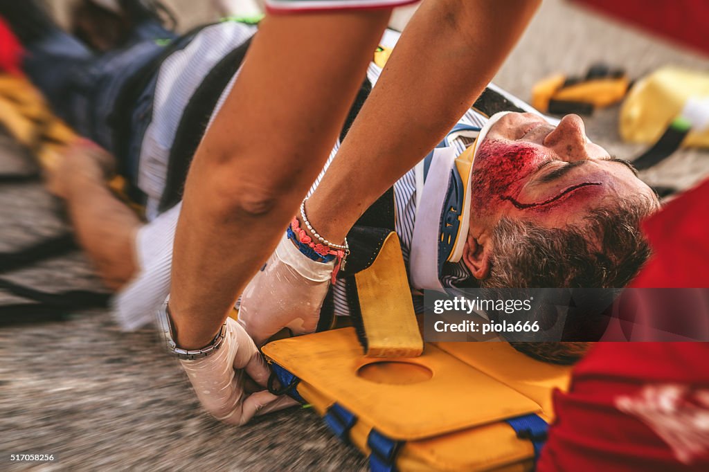 Emergência médica equipe chegar na rua acidente