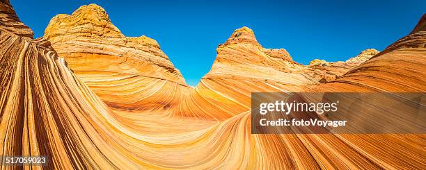 as ondas de arenito icónico abane erodido golden curvas arizona panorama - vermilion cliffs imagens e fotografias de stock