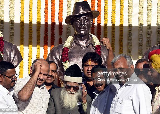 Delhi Chief Minister Arvind Kejriwal, Speaker Delhi Legislative Assembly Ram Niwas Goel, Deputy Chief Minister Manish Sisodia and Freedom fighter and...