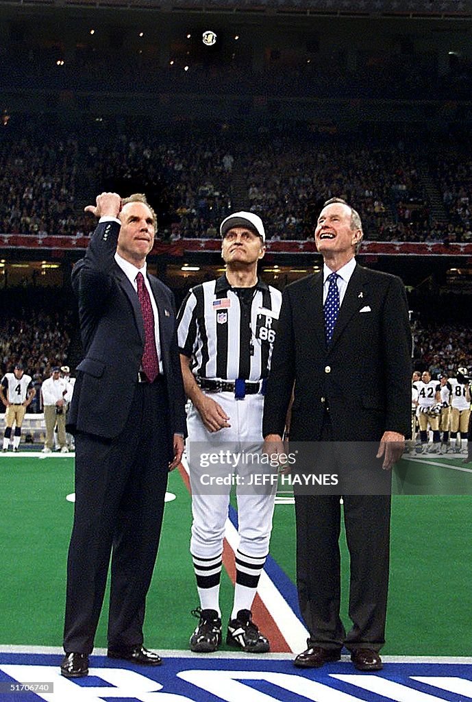 Former NFL quarterback Roger Staubach (L) tosses t