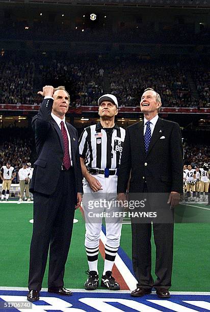 Former NFL quarterback Roger Staubach tosses the ceremonial coin as former US President George Bush and referee Bernie Kukar look on 03 February,...