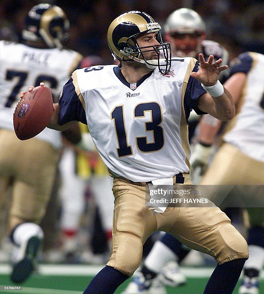 St. Louis Rams quarterback Kurt Warner looks for a