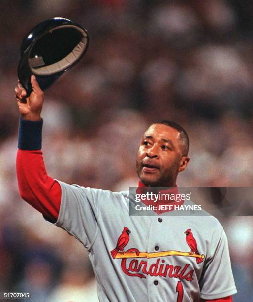 St. Louis Cardinals Ozzie Smith tips his hat to the crowd before pinch hitting in the sixth inning of game seven of the National League Championship...