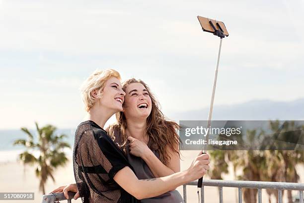 coppia prendendo selfie da donna - venice couple foto e immagini stock