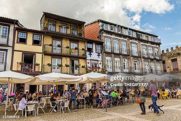 outdoor restaurants in guimarães, portugal - guimaraes 個照片及圖片檔