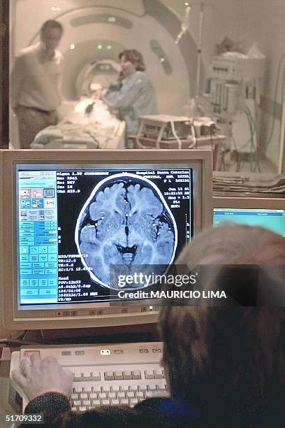 Doctor examines the results of a patient's MRI in Sao Pauol, Brazil 22 November 2001. Un especialista en resonancia magnetica nuclear del Hospital...