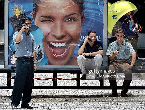 Group of youths speak on the cellular phones in Sao Paulo, Brazil 22 November 2001. Un grupo de jovenes hablan por sus telefonos moviles en una...