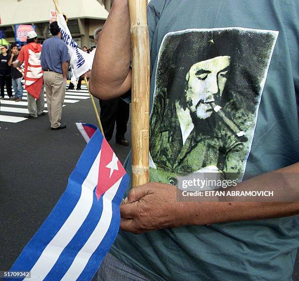 Man is seeing protesting the summit in Lima, Peru 23 November 2001. Un manifestante que viste una camiseta con la fotografia del Che y porta una...