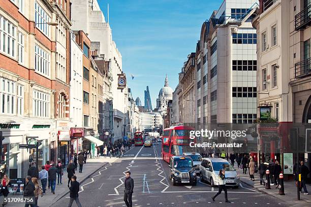 frota rua em londres com a st de paul catedral em segundo plano - rua fleet - fotografias e filmes do acervo