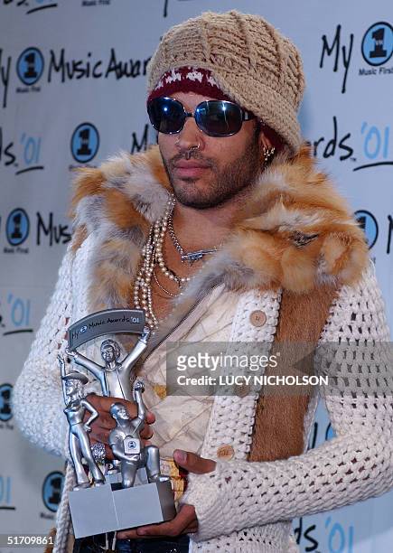Singer Lenny Kravitz poses with his award for "My Favorite Male" at "My VH1 Awards '01," at the Shrine Auditorium in Los Angeles, 02 December 2001....