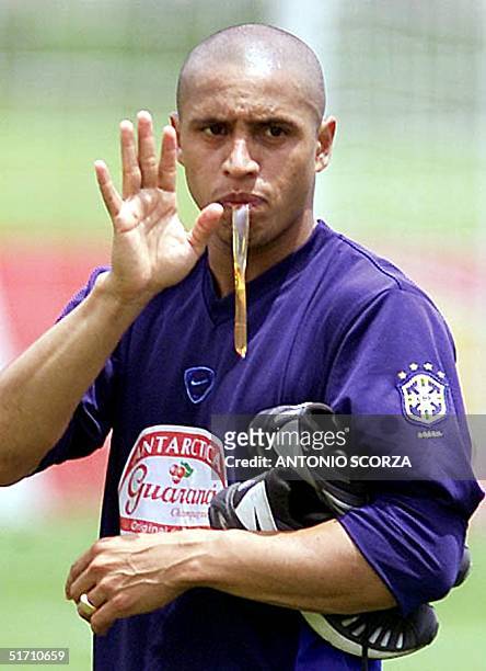 Roberto Carlos is seen greeting fans in Teresopolis, Brazil 11 November 2001. El brasileno Roberto Carlos saluda a simpatizantes luego de finalizar...