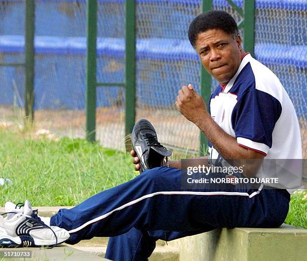 Soccer coach Francisco Maturana is seen putting on his cleats in Asuncion, Paraguay 12 November 2001. AFP PHOTO/ Norberto Duarte