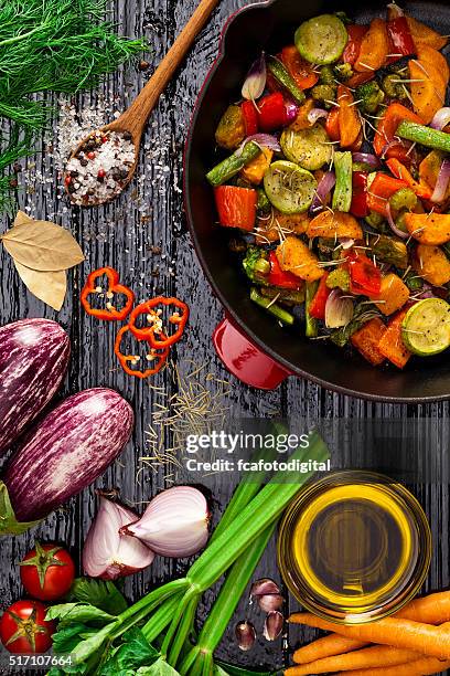 grilled vegetables - roerbakken stockfoto's en -beelden