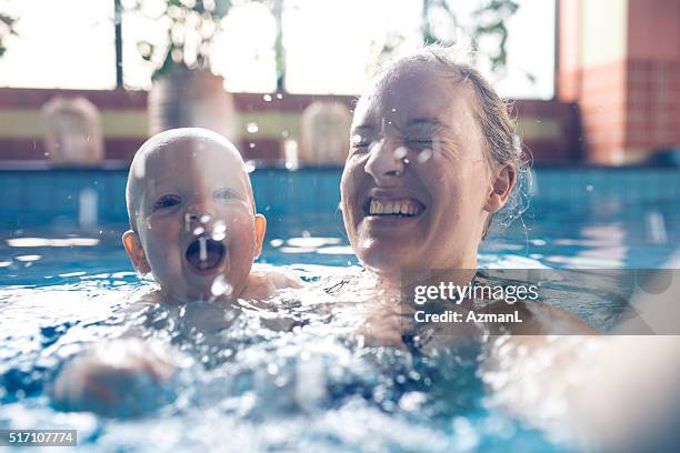wasser-selfie! - baby schwimmen stock-fotos und bilder