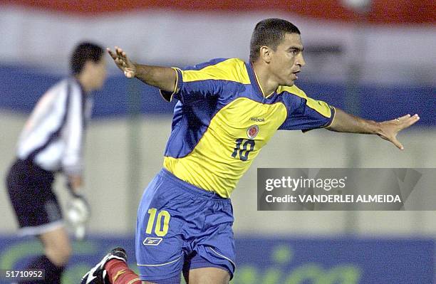 Colombian soccer player Victor Aristizabal celebrates a goal in Asuncion, Paraguay 14 november 2001 El jugador de la seleccion colombiana de futbol,...