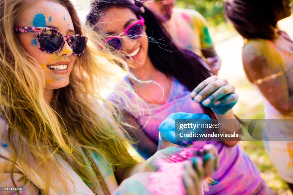 Zwei Mädchen Halten bunten Pulver auf Holi Festival