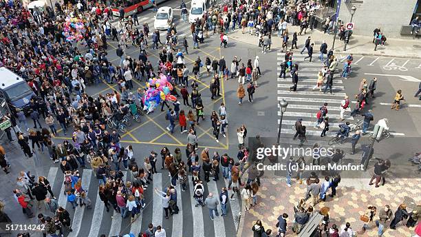 crowded street - mascleta - fotografias e filmes do acervo